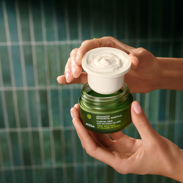 https://av-dashop.nl/wp-content/uploads/2026/02/Aveda-Advanced-Botanical-Kinetics™-Plumping-Creme-Refill-50ML-demonstration.png